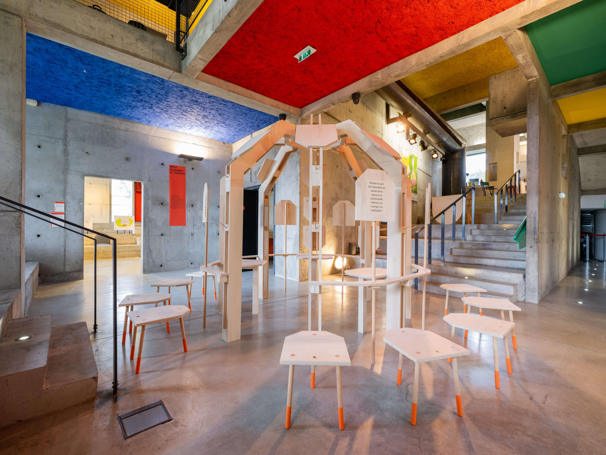 Le terrain des communs, 2025 Installation avec dôme et chaises, bois de bouleau, peinture, Ø 283 x 250cm Réalisée avec l'entreprise SOCLE © matali crasset